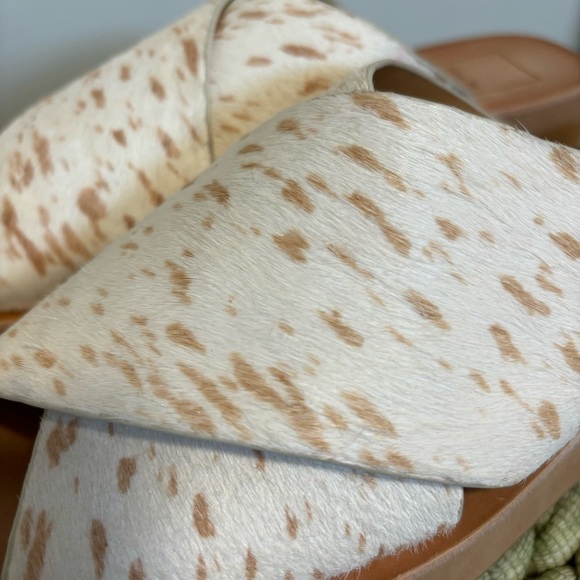 New Dolce Vita Capri White/Tan Spot Calf Hair Slip On Platform Sandals Size 7.5 - Picture 5 of 7